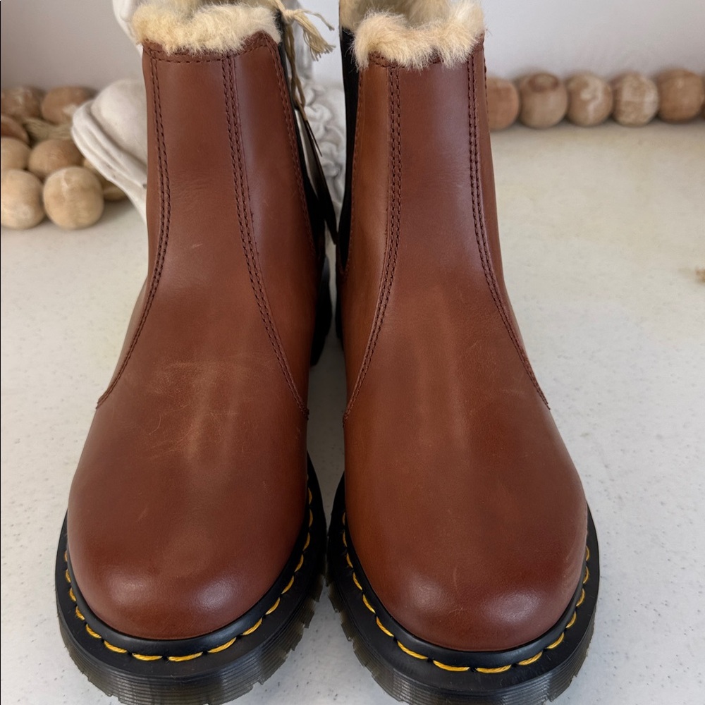 Dr Martens 2976 Leonore Chelsea Boots Faux Fur Lined in Saddle Tan Size 9 (NWOB) - Picture 4 of 11
